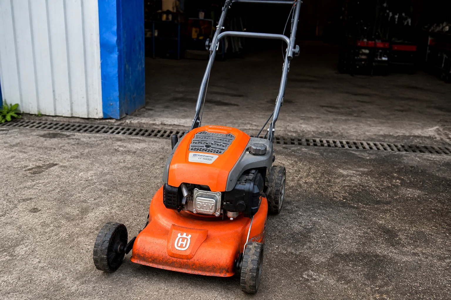 Газонокосилка Husqvarna в мастерской